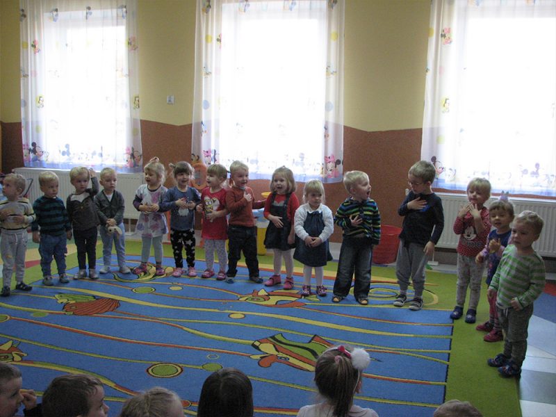 zdjęcie przedszkolaków podczas uroczystości z okazji dnia edukacji narodowej