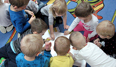 zdjęcie dzieci podczas zajęć edukacyjnych