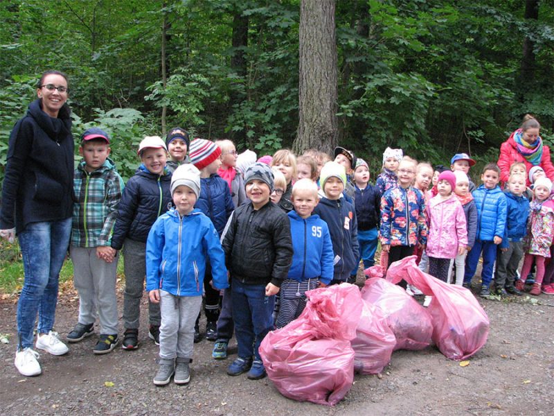 zdjęcie grupy dzieci na dworze podczas akcji "sprzątanie świata"